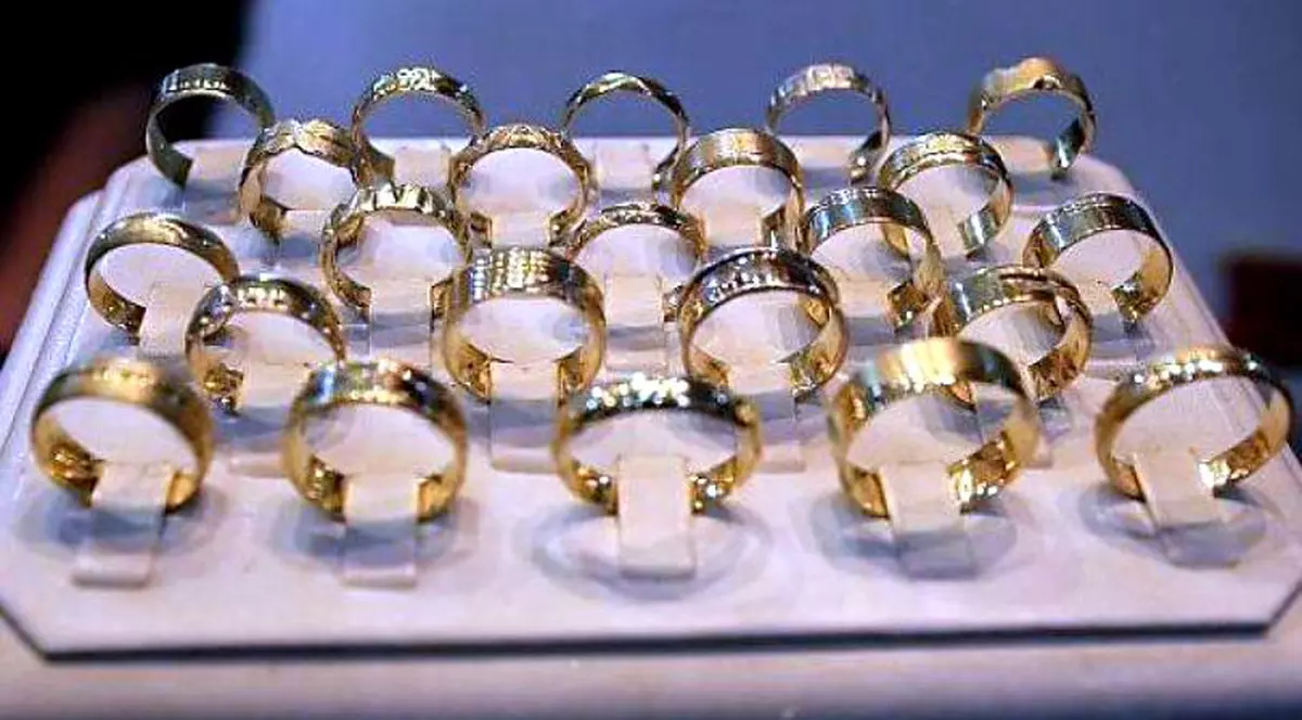 Băiatul de serviciu le-a golit casa de bijuterii. Inele din aur așezate pe un suport