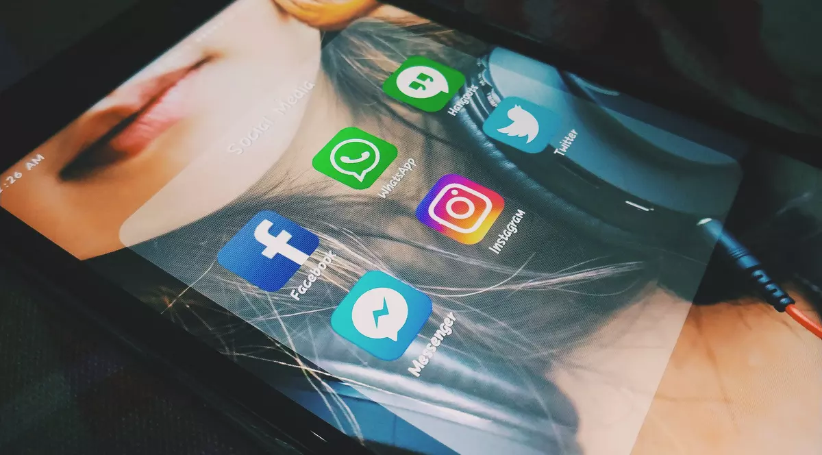 Facebook scanează tot ce trimiți pe Messenger