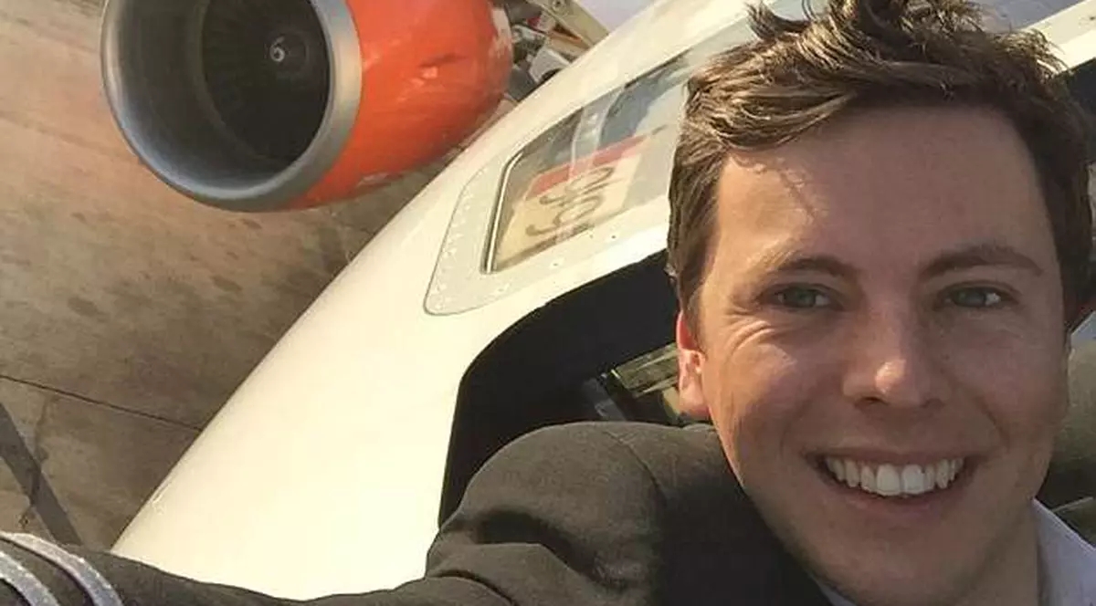Care sunt cele mai bune locuri într-un avion? Jonny the pilot, ieșit pe geamul unui avion