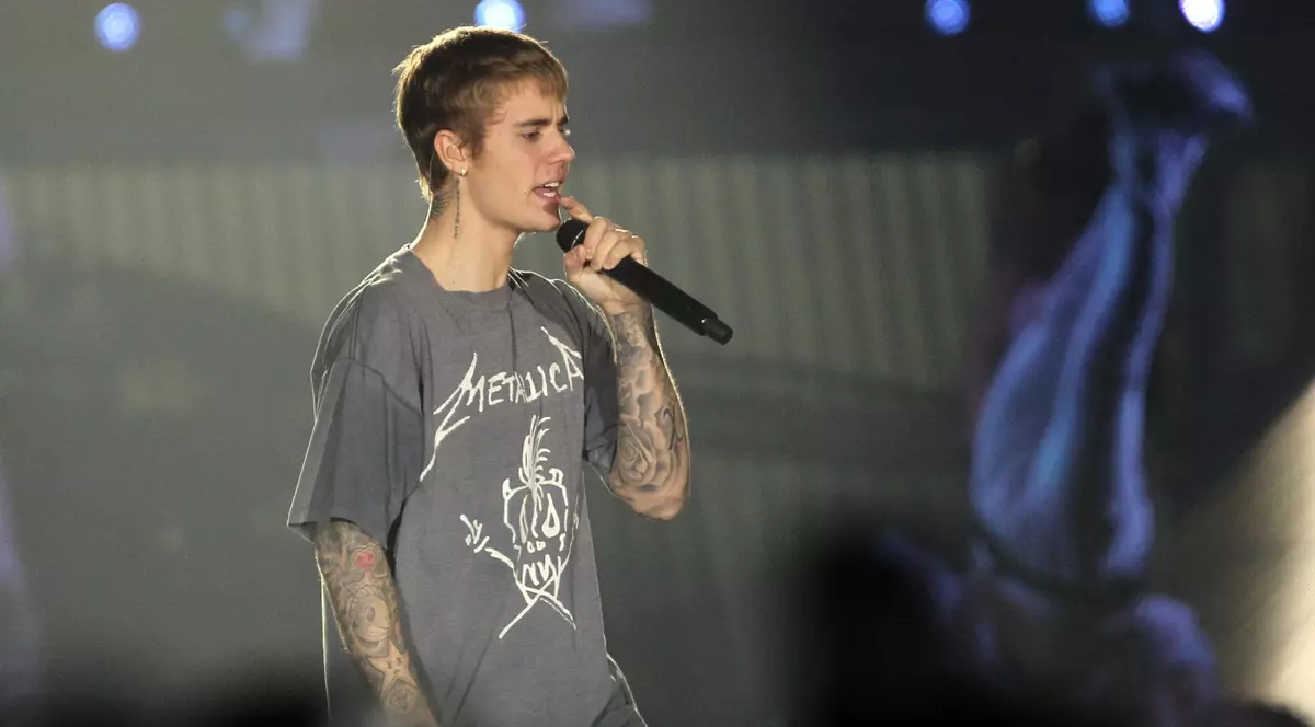 Mesajul Justin Bieber de Paște. Justin Bieber in concert purtând un tricou cu Metallica