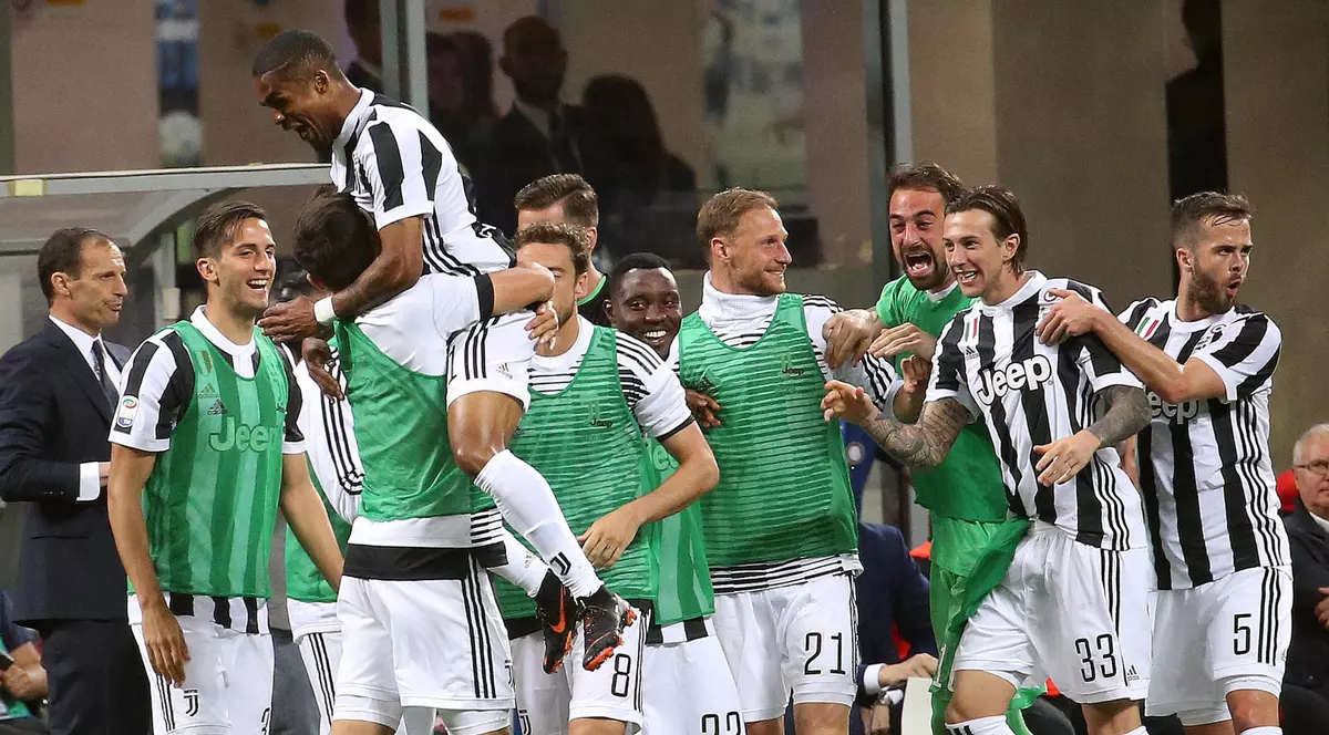 Cât costă Douglas Costa