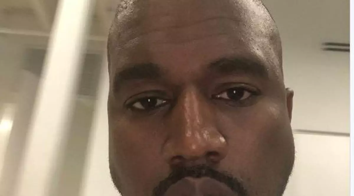 Kanye West s-a ras în capKanye West s-a ras în cap