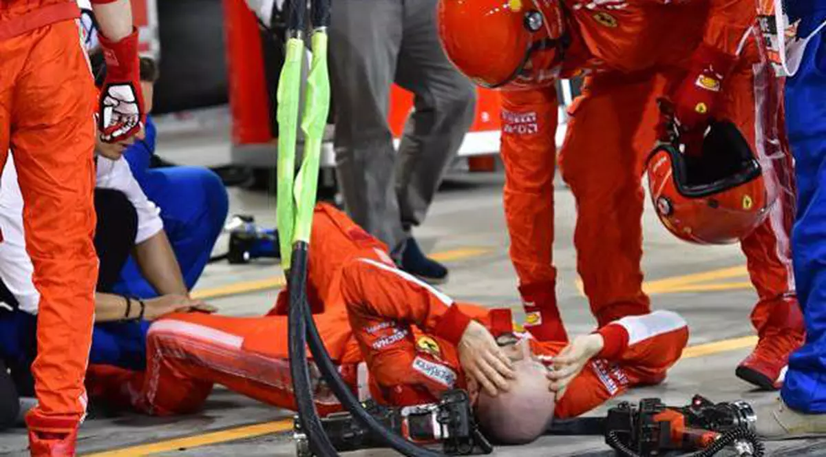 Accidentare teribilă în Formula 1. Kimi Raikkonen a dat cu mașina peste un mecanic și i-a rupt piciorul