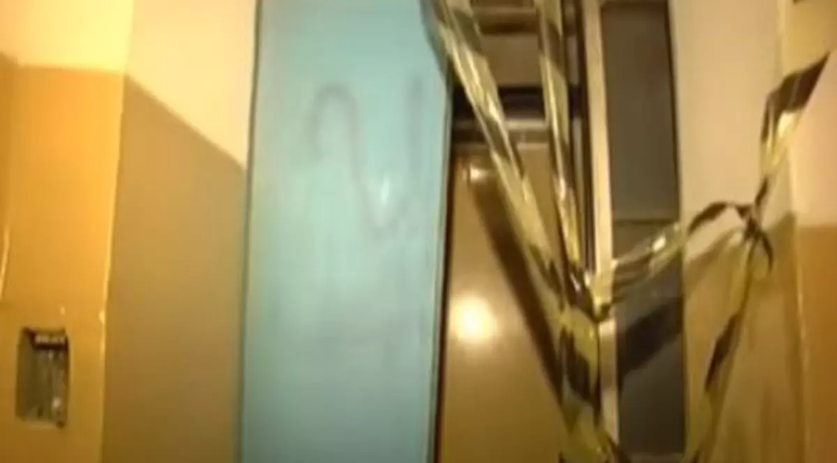 FOTO | O prezentatoare TV a fost ruptă în două de un lift defect. Totul s-a petrecut sub ochii copilului ei