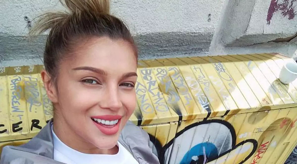 Lora, în costum de baie. "Frumoasă, dar n-ai..."