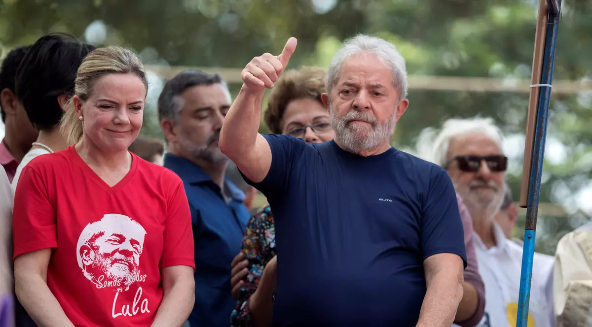Lula da Silva s-a predat și va executa cei 12 ani de inchisoare. Lula la sosirea la penitenciarul unde a fost inchis