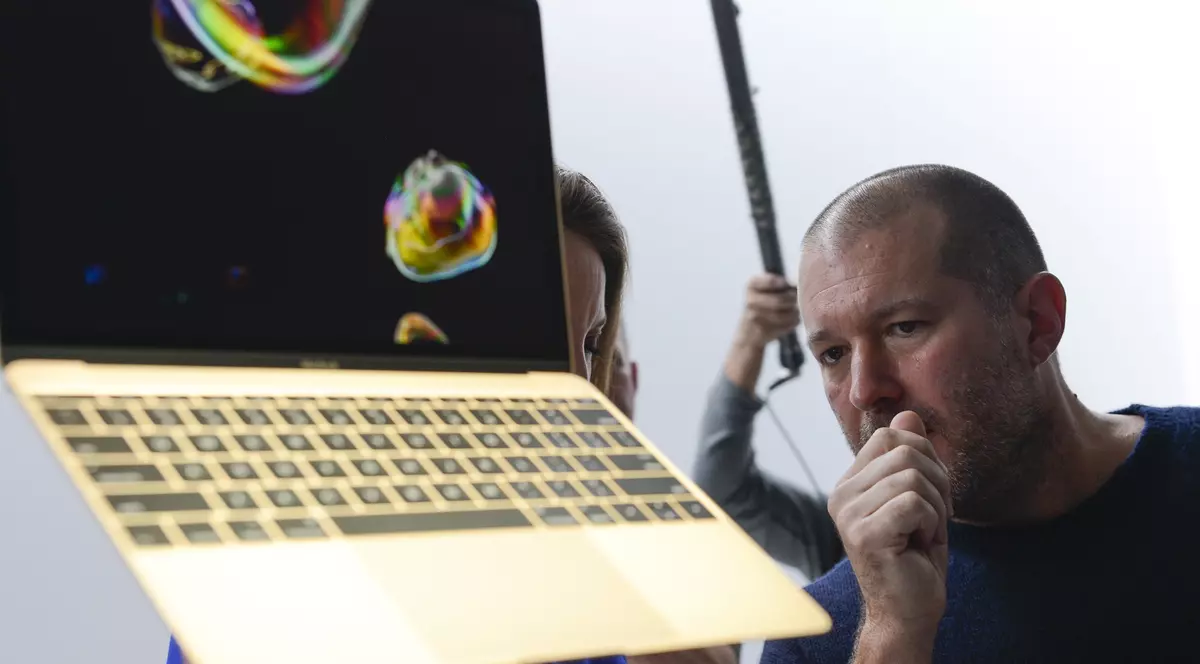 Apple va înlocui procesoarele Intel din 2020. Jony Ive, directorul de design al Apple, lângă un MacBook