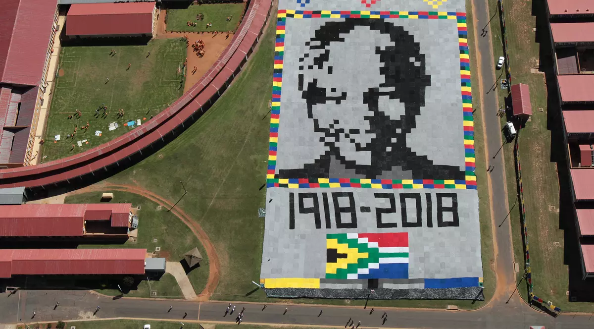 Un portret al lui Mandela, care se vede din spațiu