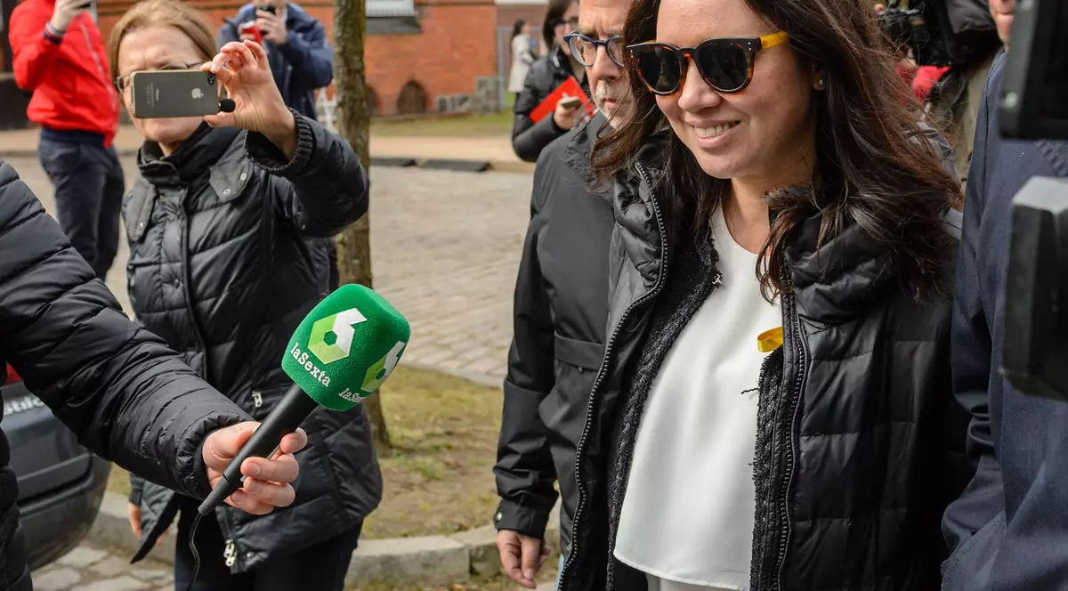 Marcela Topor și-a vizitat soțul, pe Carles Puigdemont, în închisoare. Marcela Topor la sosorea la închisoare