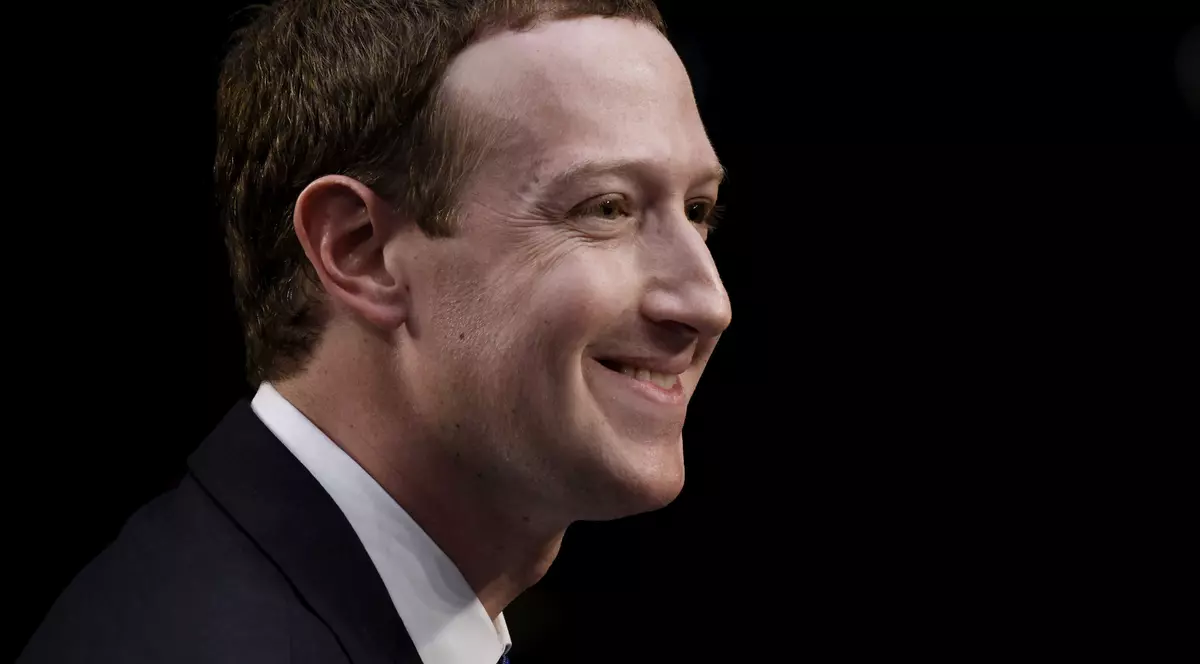 Facebook nu va permite utilizatorilor să refuze reclamele personalizate. Aceștia au opțiunea de a nu folosi rețeaua socială. Mark Zuckerberg zâmbind diavolesc la audierile din Congresul SUA