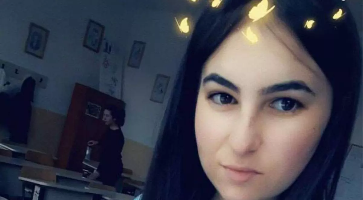 Marș de solidaritate pentru tânăra din Vrancea care a fost desfigurată în bătaie de iubit. Tânăra de 19 ani a fost stâlcită în bătaie de iubitul ei