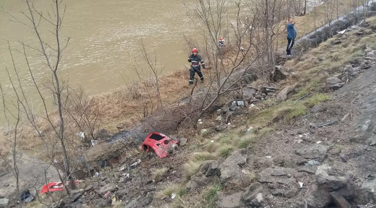 Accident pe Valea Oltului în Duminica de Florii. Pompierii caută mașina în râul Olt