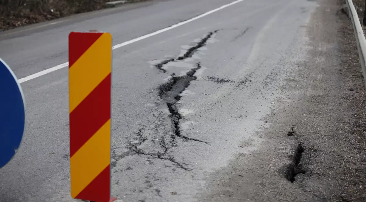 Drumul Național 10 Buzău-Brașov este serios afectat de alunecările de teren. Drumul este surpat în 25 de puncte