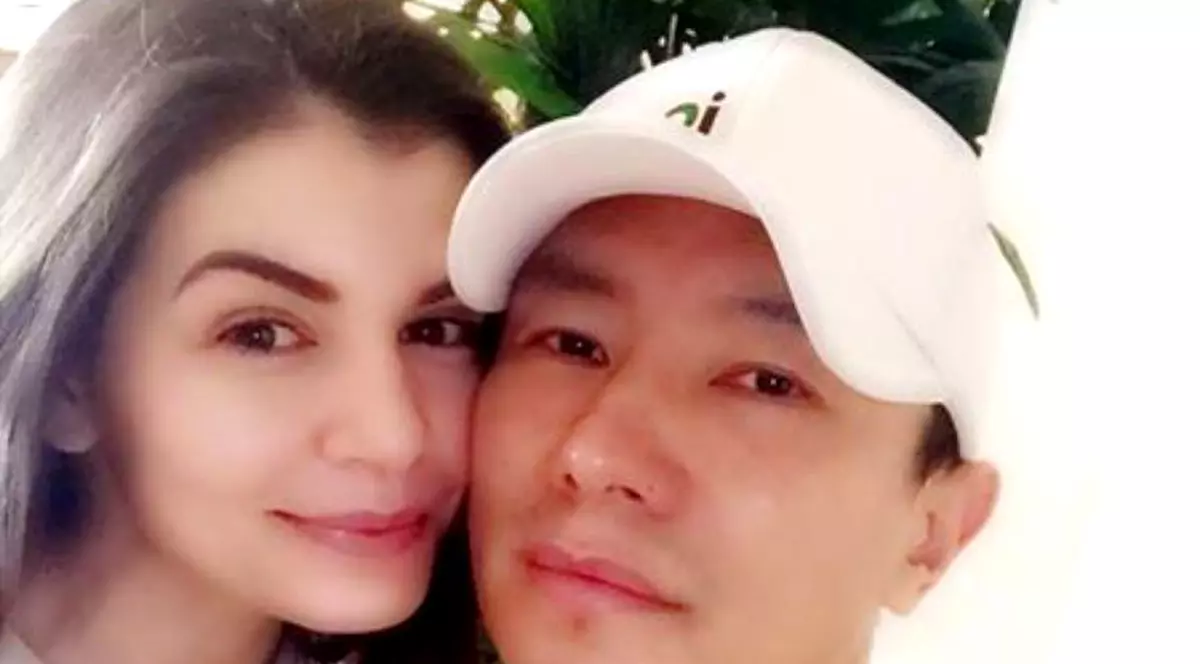 Vila Monicăi Gabor din Malibu este în pericol să ardă. Monica Gabor și Mr. Pink, care poartă o șapcă albă