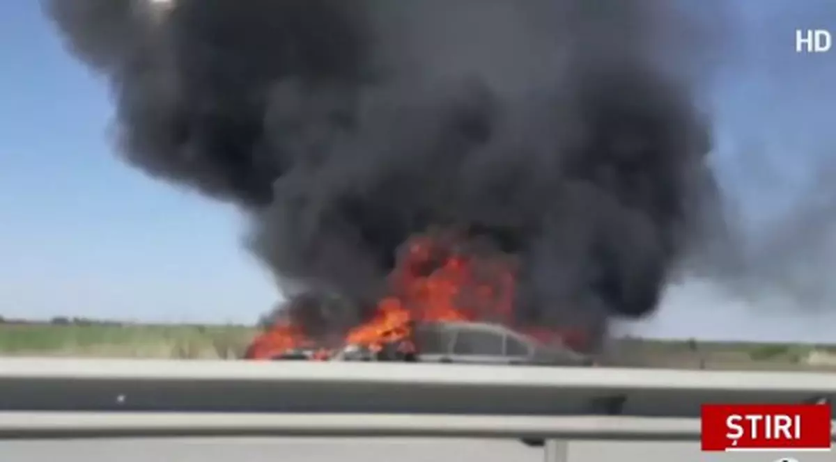 O maşină a luat foc pe Autostrada A1, pe sensul către Piteşti. Captură video, cu mașina în flăcări