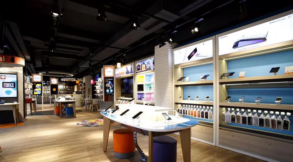 Consiliul Concurenței câștigă definitiv procesul cu Orange, dar amenda a fost redusă cu o treime, până la 111 milioane de lei. Magazin Orange cu telefoane