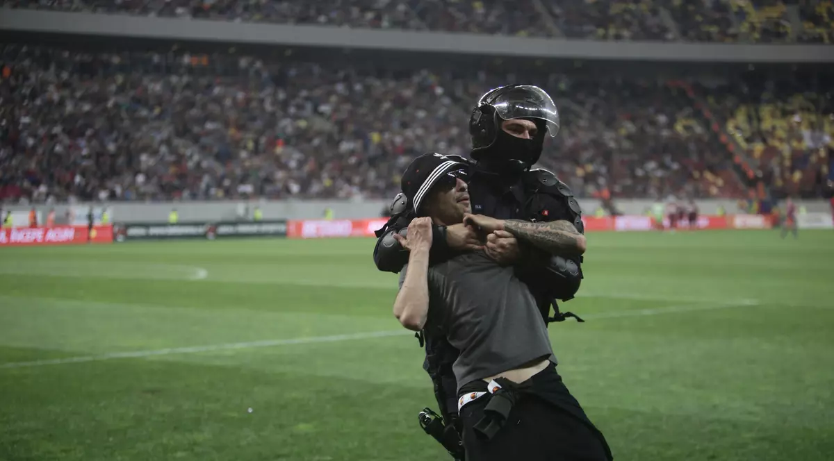 Câți suporteri au fost reținuți de Jandarmerie după meciul Steaua - Rapid