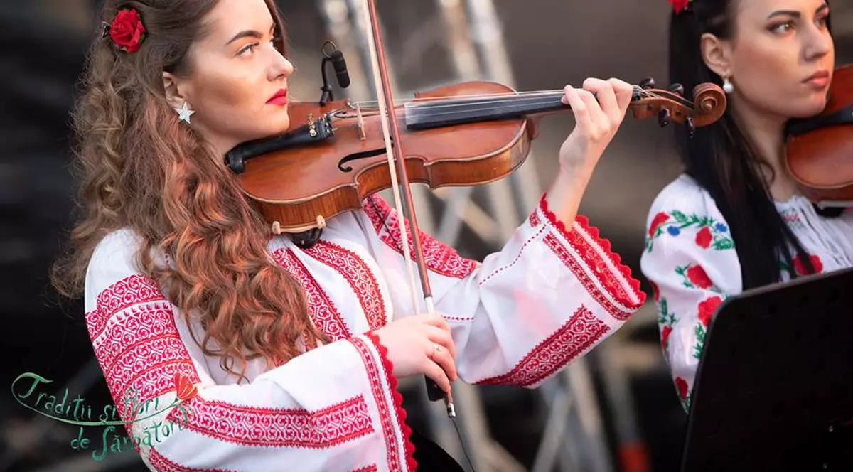 Primăria Capitalei și-a angajat orchestră. Din orchestră fac parte multe tinere frumoase și talentate