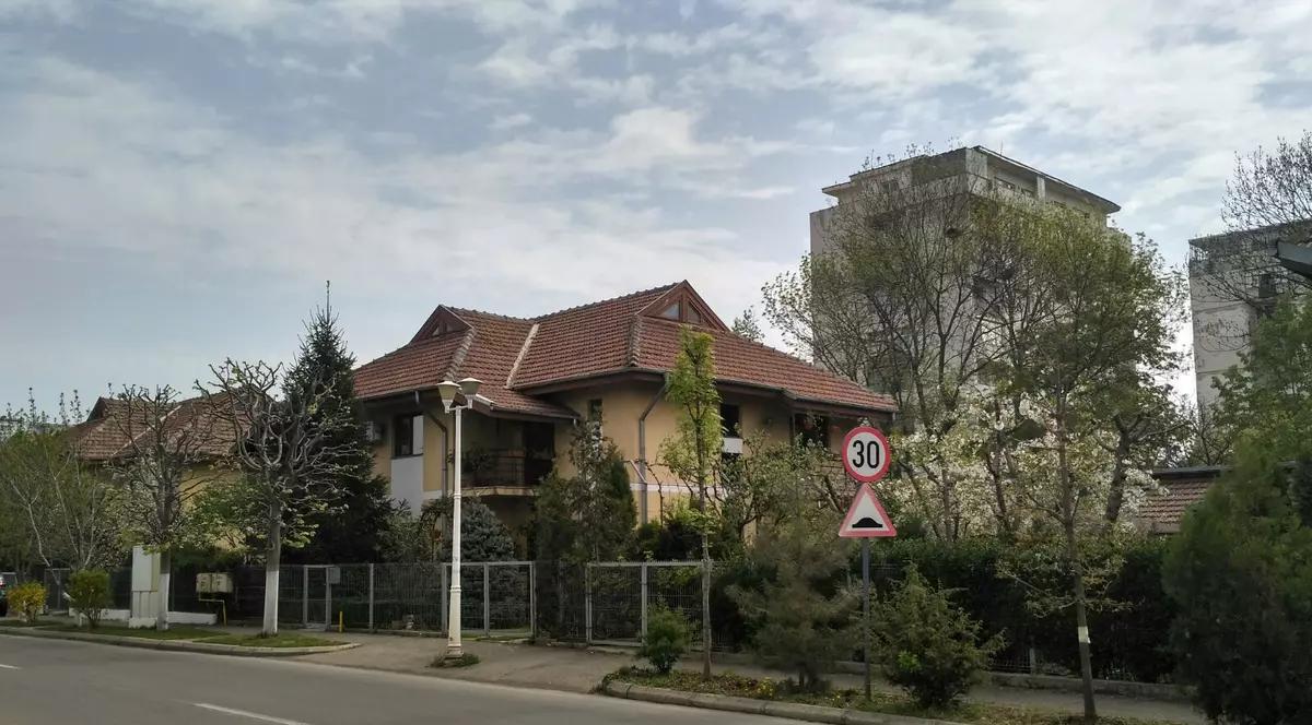 Ploiești, un oraș, două lumi total diferite: Viața în lux și viața printre gunoaie