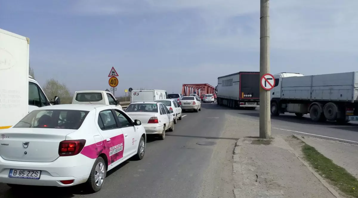 Autoritățile amână din nou momentul închiderii podului de la Mărăcineni. Bâlbele oficialilor pe nervii șoferilor