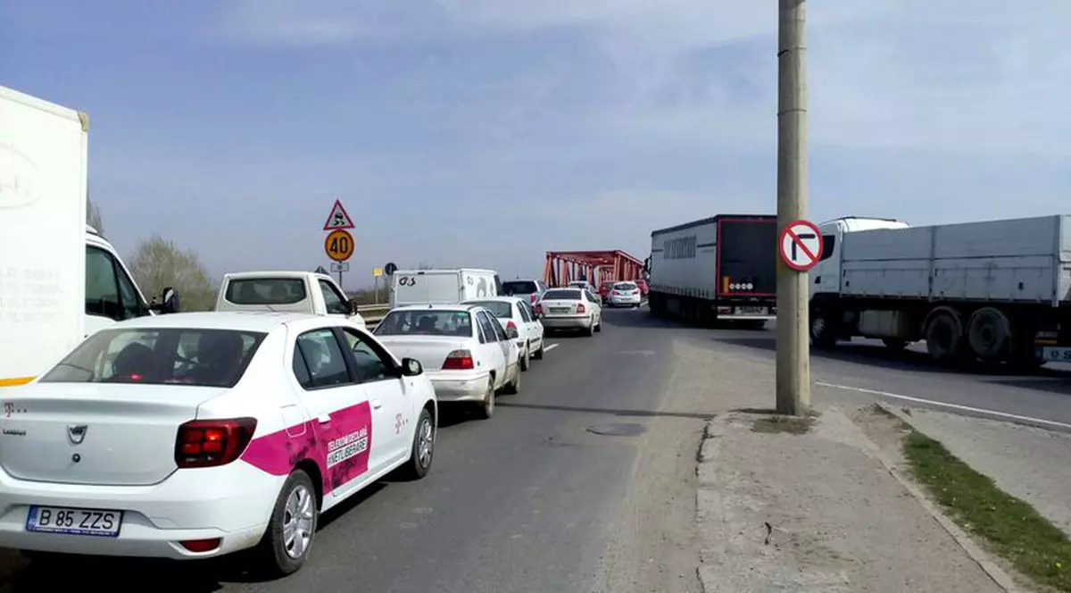 Podul de la Mărăcineni a fost închis pentru reparații capitale. În zonă s-au format cozi de mașini