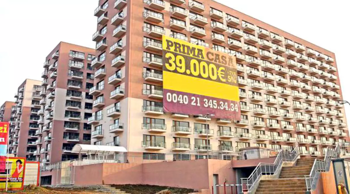 Băncile au acordat 4.000 de credite Prima Casă în doar o lună jumate. Blocuri pe care e întins un mare afiș cu Prima Casă