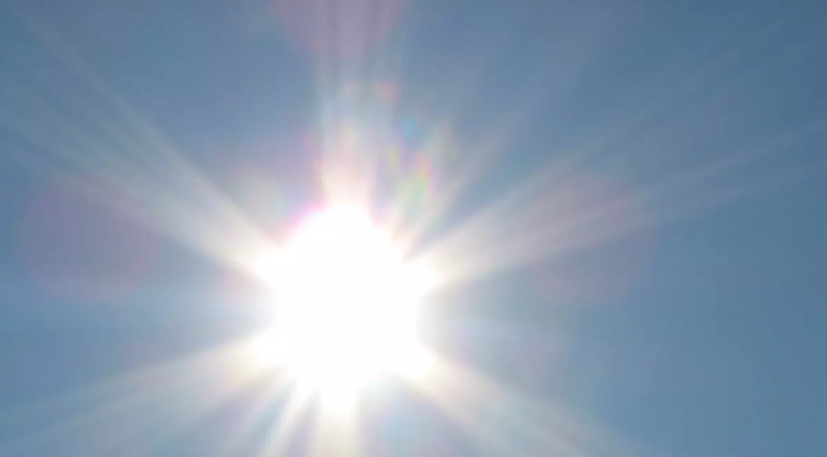 Echinocțiul de toamnă 2018 are loc pe 23 septembrie. Soarele strălucind, sus, pe cer