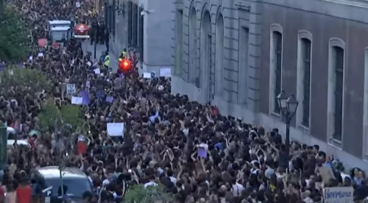 Proteste în Spania. Zeci de mii de oameni au ieșit în stradă, nemulțumiți de achitarea a 5 bărbați acuzați de viol