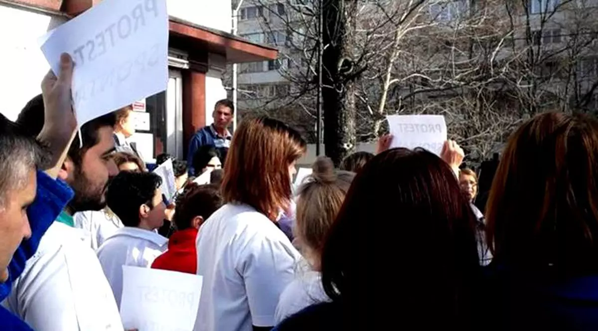 Protest spontan la Spitalul Fundeni din Capitală. medi ii și asiatenții mediali de la Nasta au protestat patru zile