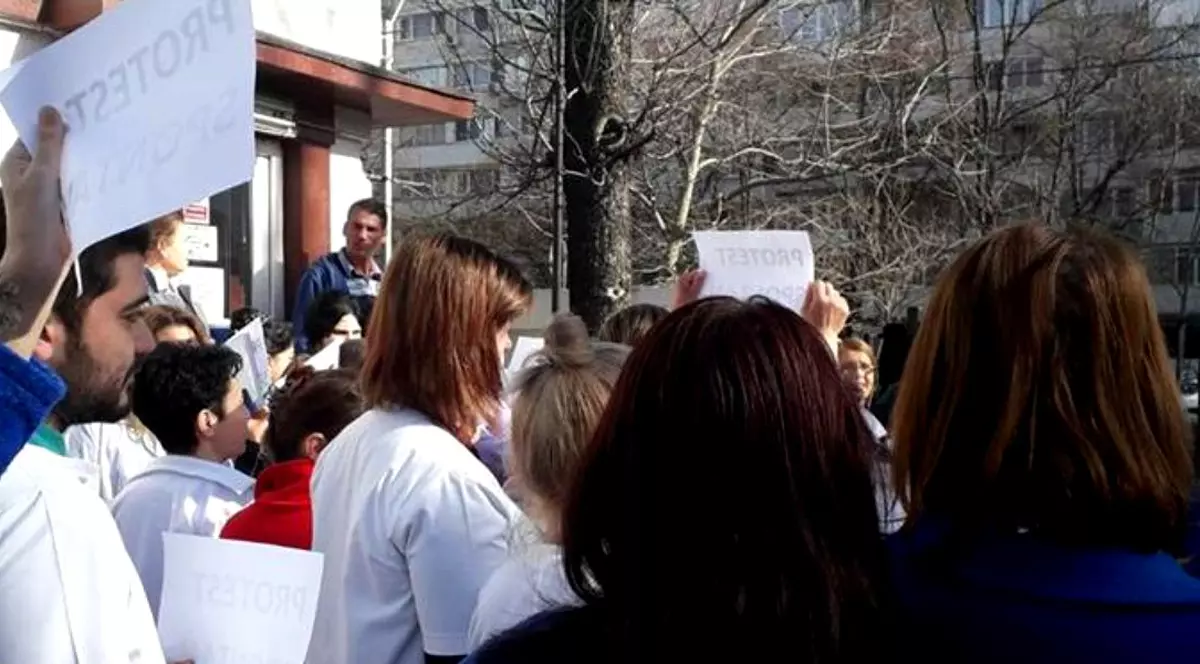 A patra zi de proteste la Institutul "Marius Nasta" din București/angajații au ieșit în curtea institutului marius nasta să protesteze