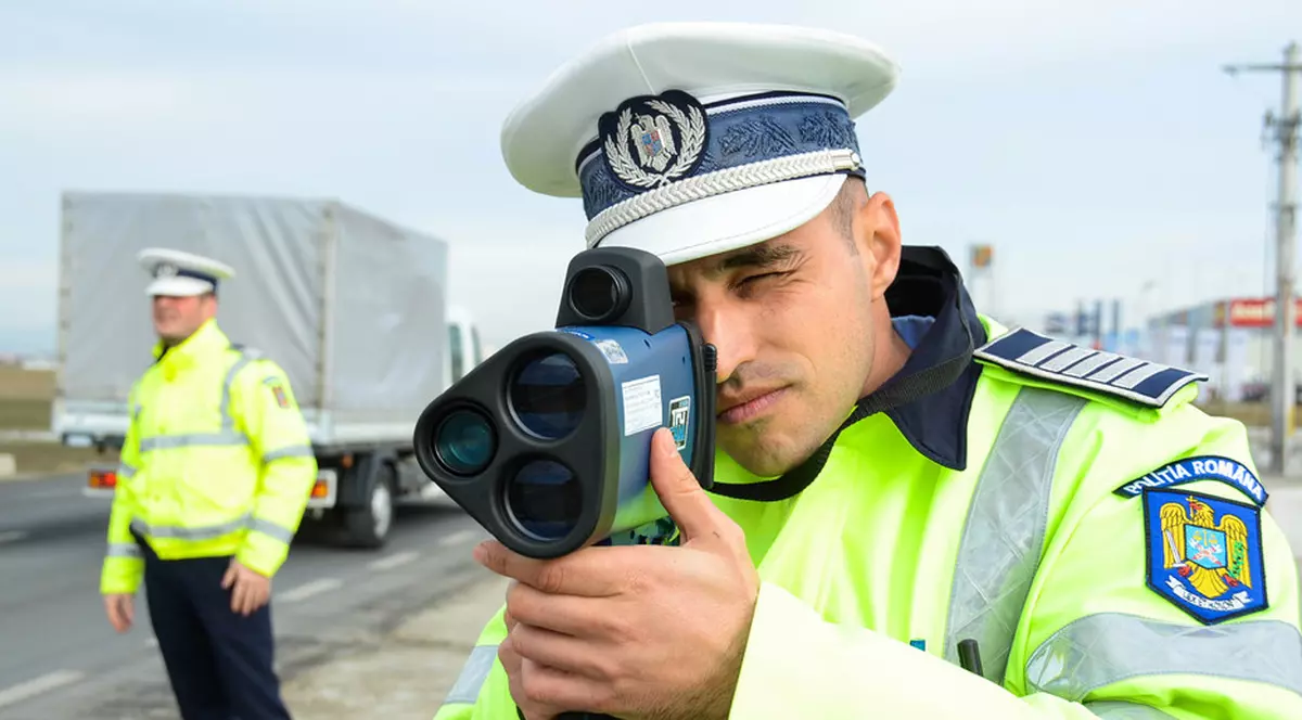 Poliţiştii au prins de Revelion 14 şoferi care goneau cu peste 200 km/h