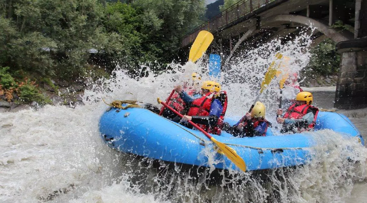 a căzut în râul Jiu în timp ce făcea rafting
