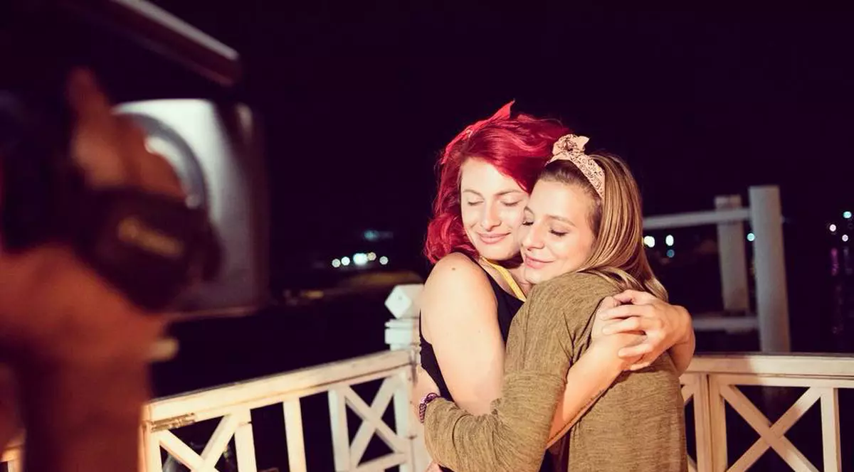 Raluka si Ana Baniciu. Fetele se imbratisează dupa ce au aflat că au castigat premiul de 30.000 de euro