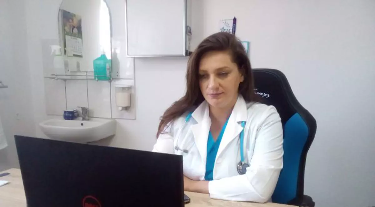O doctoriță din Oradea s-a întors din Franţa pentru a profesa în România. Ramona Ioana Avram, în cabinetul medical din Oncești