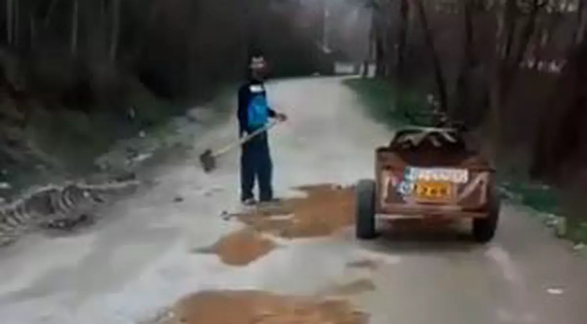 a reparat singur un drum comunal