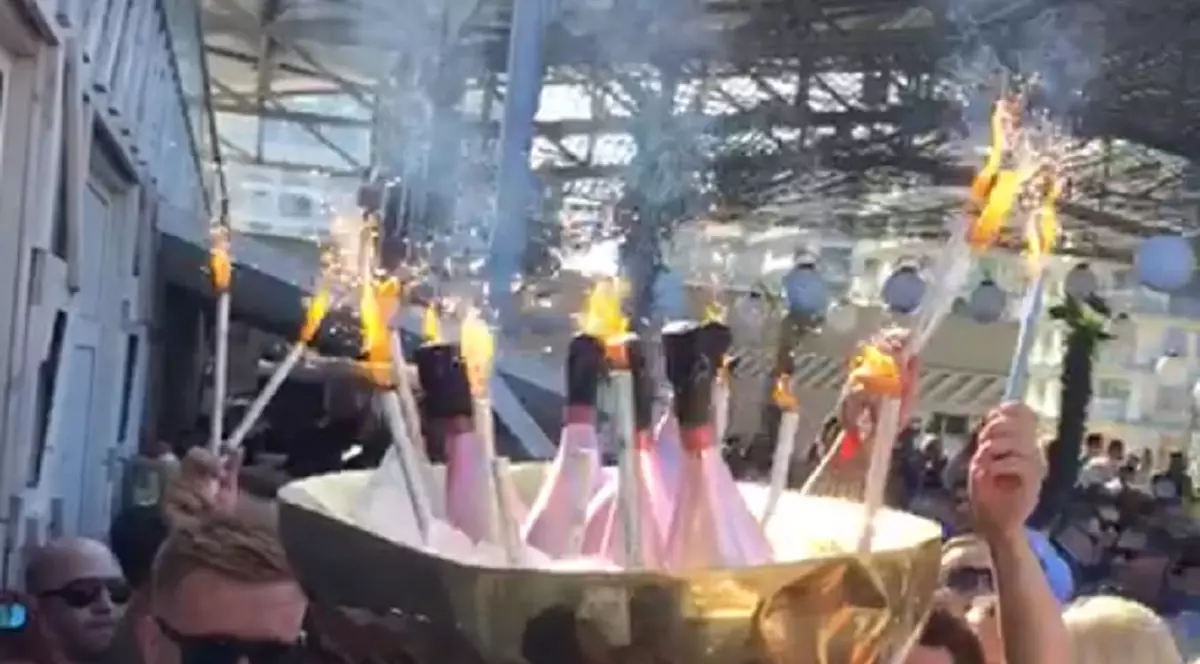 Au început petrecerile în cluburile de fițe din Mamaia. Vedete, elicoptere, roabe de vin și șampanie de 100.000 de euro!