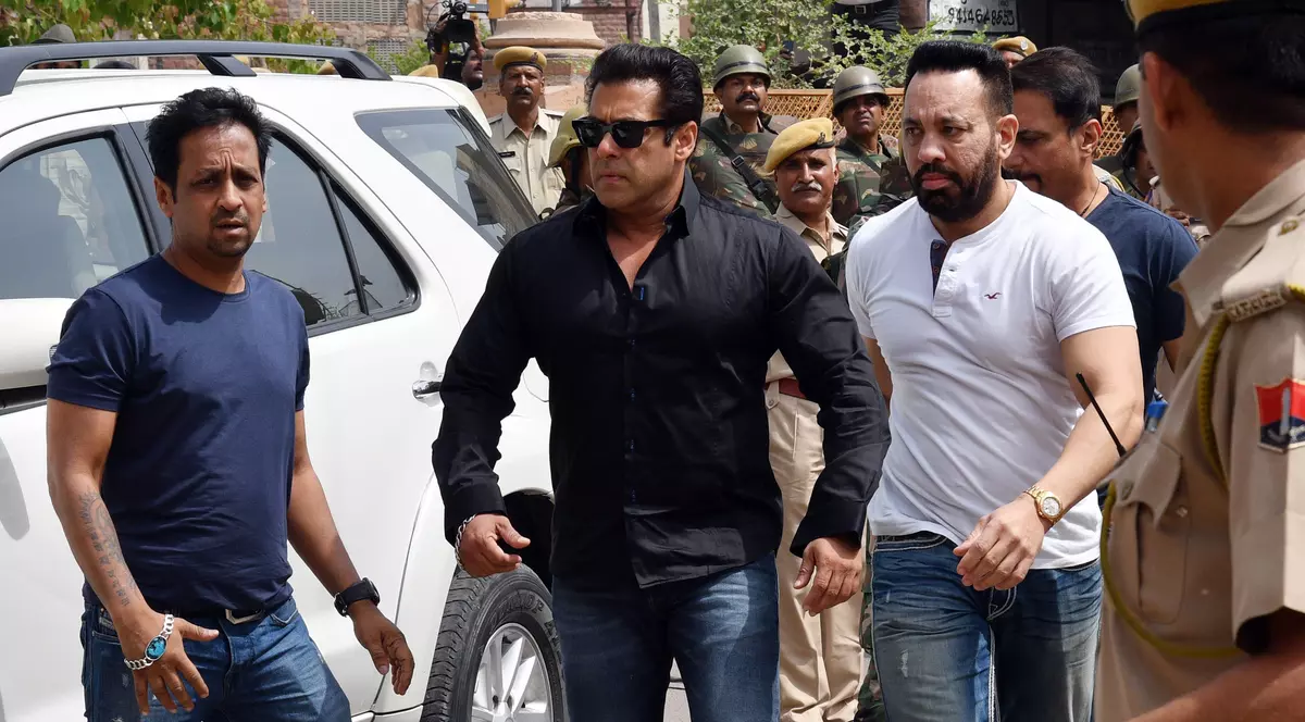 Salman Khan a fost eliberat pe cauțiune. SAlman Khan în fața tribunalului în ziua în care a fost arestat