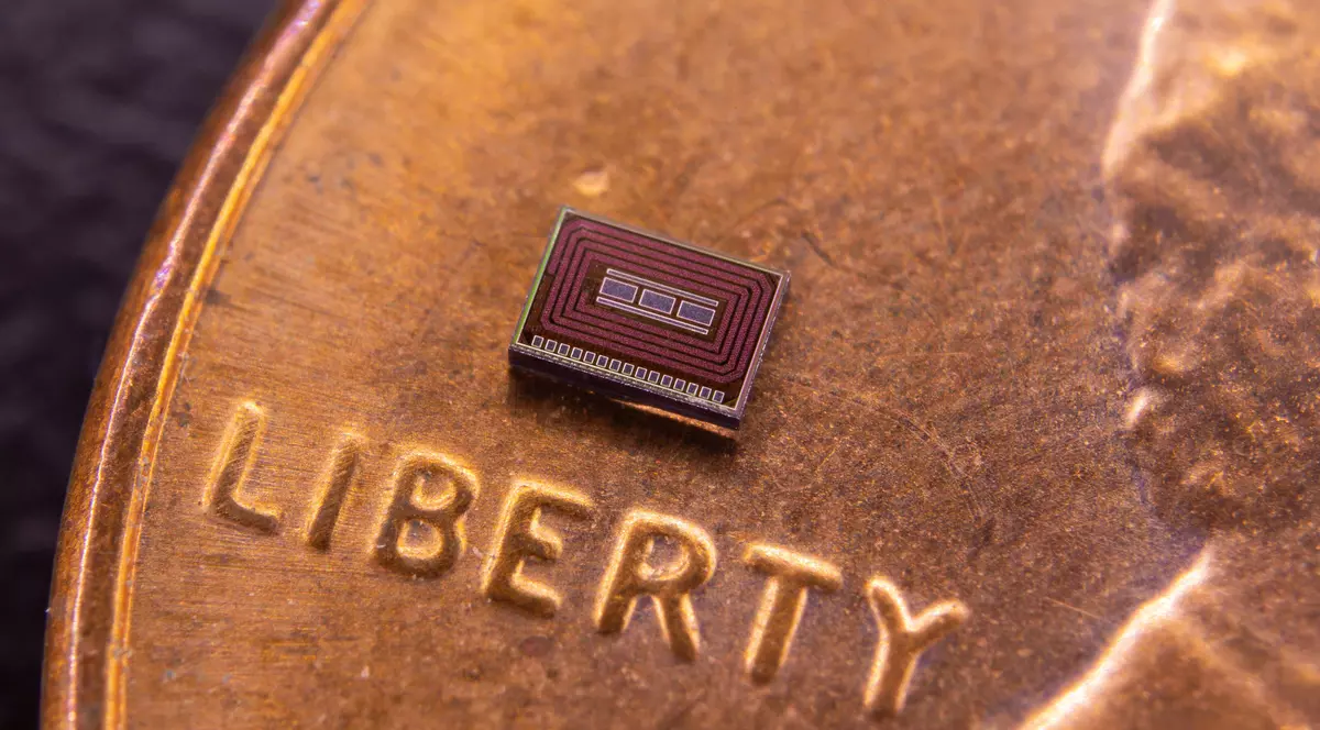 Tsinghua va investi 100 de miliarde de dolari în producția de cipuri. Bătălia pentru inteligența artificială, adevărata miză. Cip foarte-foarte mic, pus pe o monedă pe care scrie ”Liberty”, adică Libertate