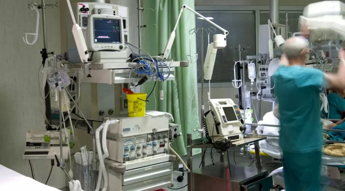 EXCLUSIV/Un copil de trei ani care are picioarele necrozate a fost plimbat între trei spitale și refuzat la internare