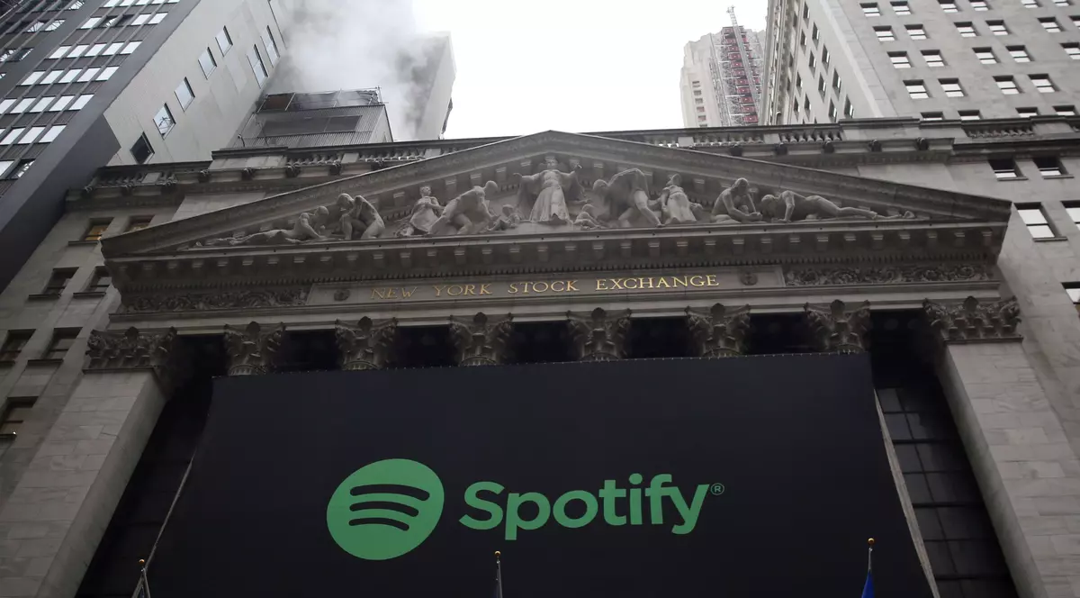 Sony a făcut un miliard de dolari din listarea Spotify. Logo-ul Spotify verde pe bursa de la New York