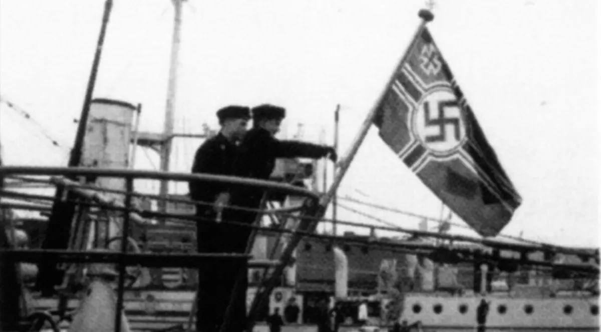 Submarinul cu care ar fi fugit Hitler în America de Sud a fost descoperit pe fundul mării. Marinari naziști pe un vas alături de steagul cu svastica