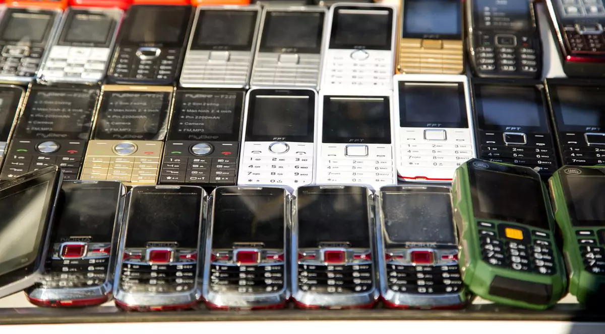 EXCLUSIV / Pușcăriile au pierdut ”războiul telefoanelTelefoane mobile confiscate în pușcării, pe mesele gardieniloror mobile”.