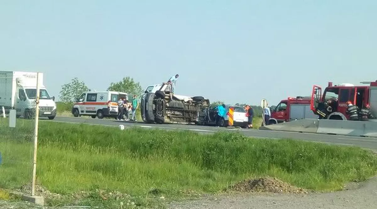 Grav accident la marginea Timișoarei, cu 7 răniți. Un șofer de microbuz a ratat urcarea pe centură