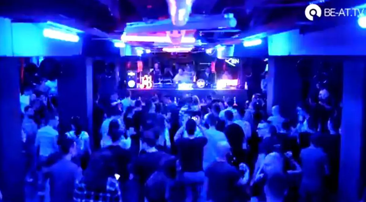 A fost prins sârbul care a tras cu pistolul la Timișoara. Oameni se distrează într-un club