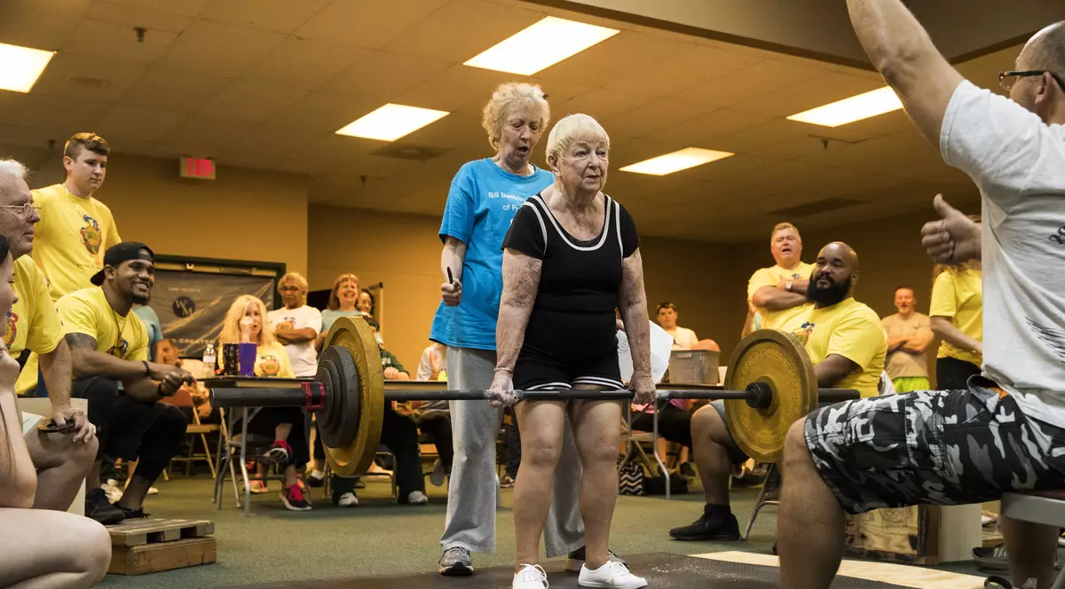 bunica care ridica greutati