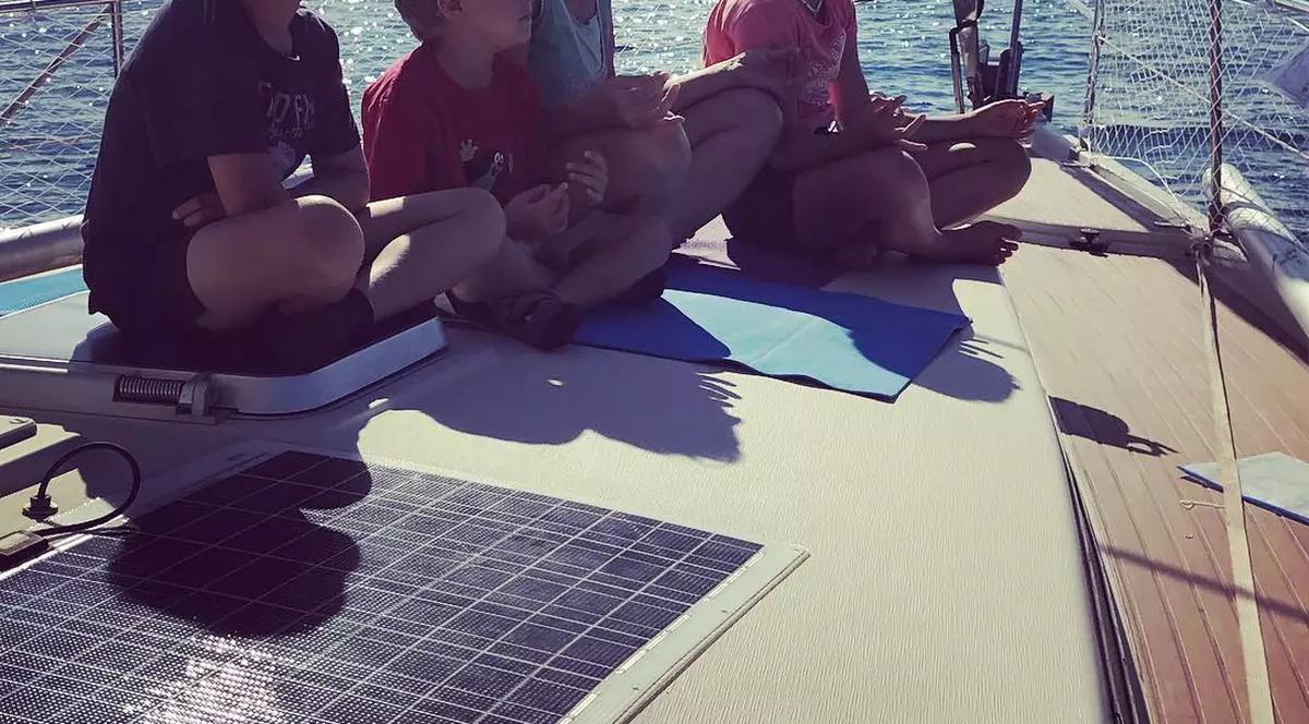 familia care calatoreste cu un yacht