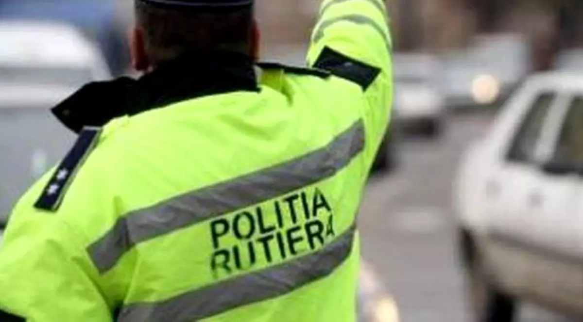 EXCLUSIV / Polițiștii de la ”Rutieră” sunt în vizorul ofițerilor anticorupție. agent rutier dirijează circulația