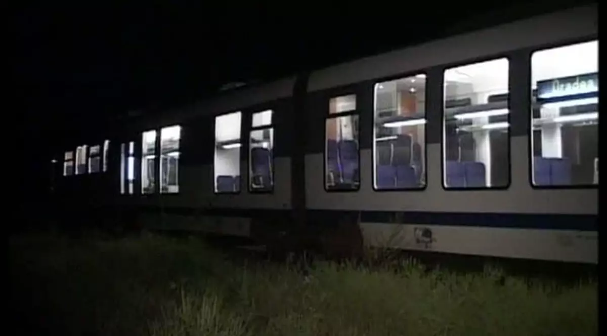 Un tren care circula pe ruta Timișoara-București Nord a rămas blocat pe un pod, timp de aproape trei ore