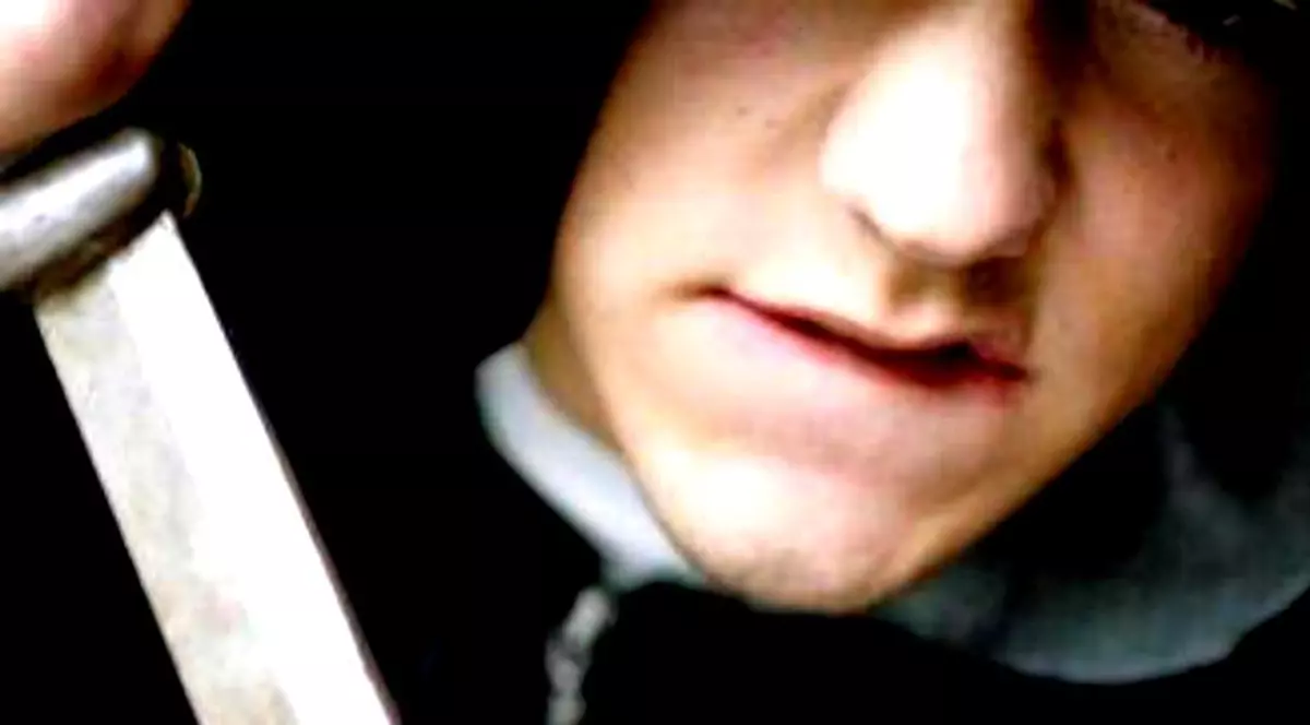 Un bărbat l-a înjunghiat pe amantul soției, la Curtici. Amantul a fost înjunghiat cu un cuțit în zona abdomenului