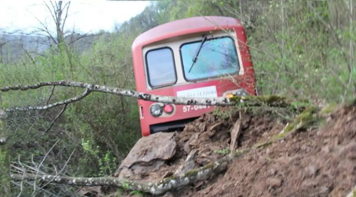 Un tren de pasageri a deraiat în Caraș-Severin. Traficul feroviar e blocat din cauza unei alunecări de teren